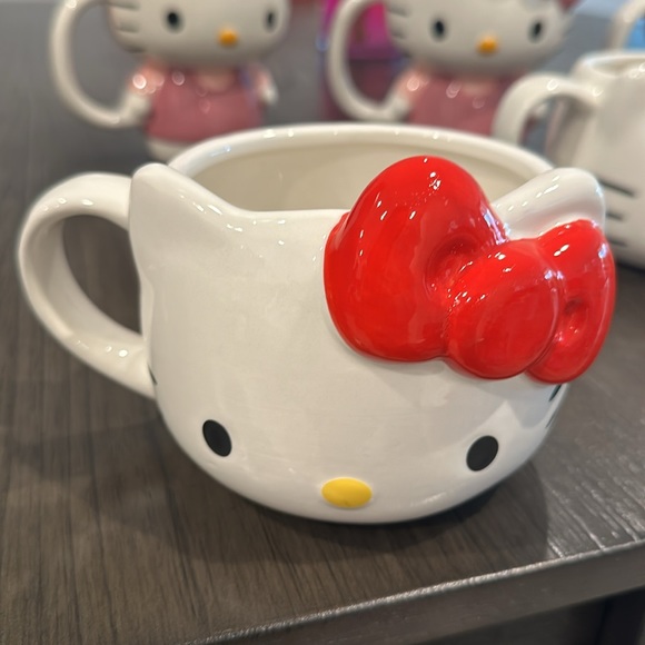 Ceramic Hello Kitty Mugs!! - Picture 4 of 6